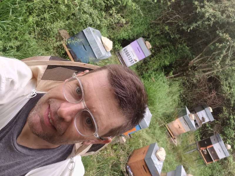 L'apiculteur de La Ruche d'à Côté auprès de ses ruches